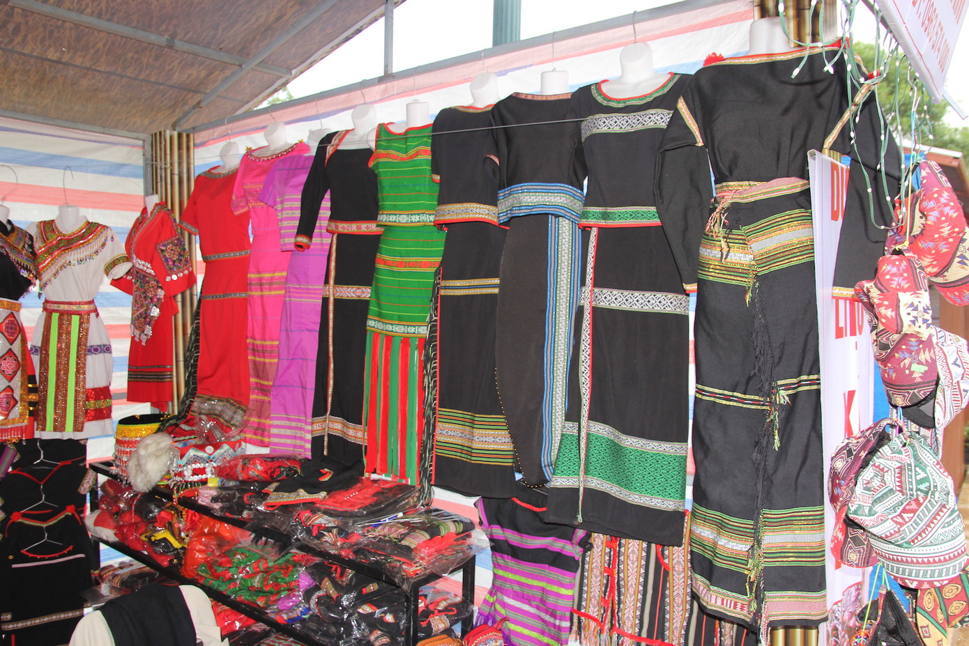 Những bộ váy áo thổ cẩm đầy màu sắc.