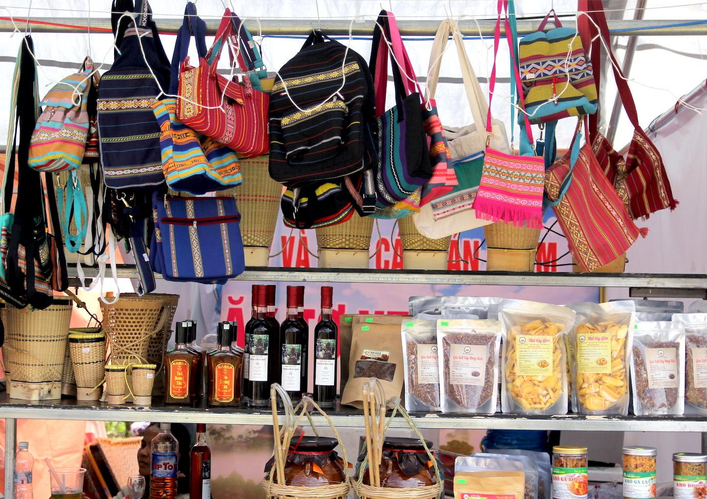 Các sản phẩm đặc trưng của các dân tộc bày bán.