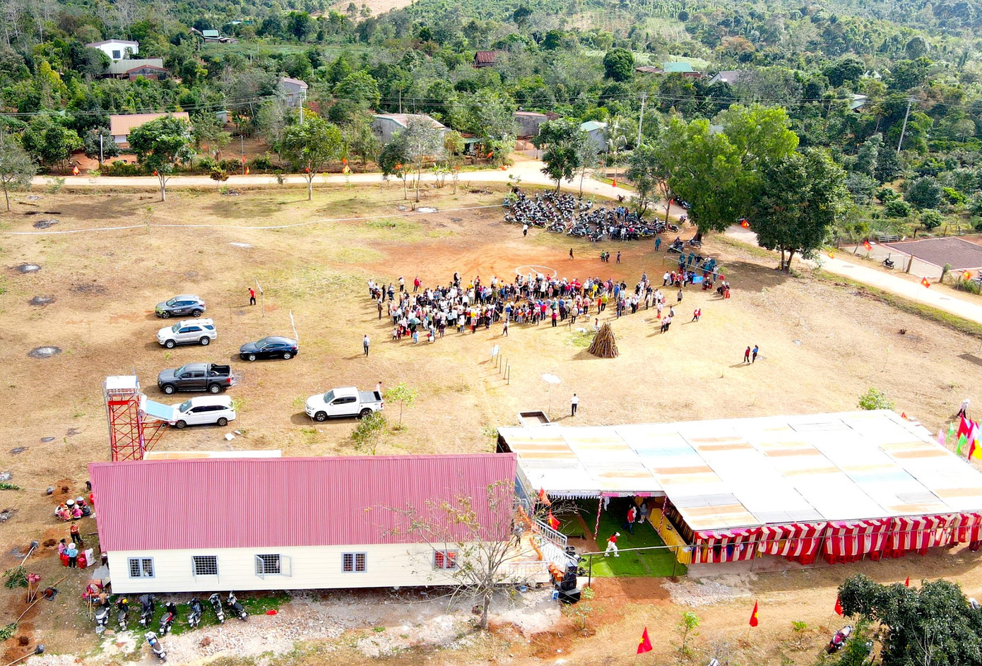 Từ sáng sớm, hàng trăm người dân trong buôn có mặt đông đủ chuẩn bị cho các hoạt động
