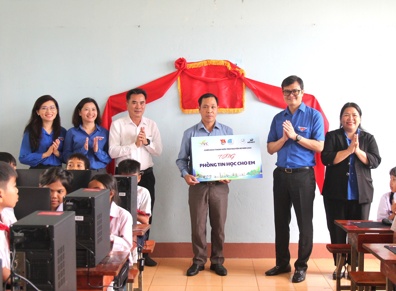 Ngay sau Lễ ra quân, anh Bùi Quang Huy tới trao 10 máy tính cho Trường Tiểu học Lê Lai, TP Pleiku và các phần quà khác cho các học sinh.