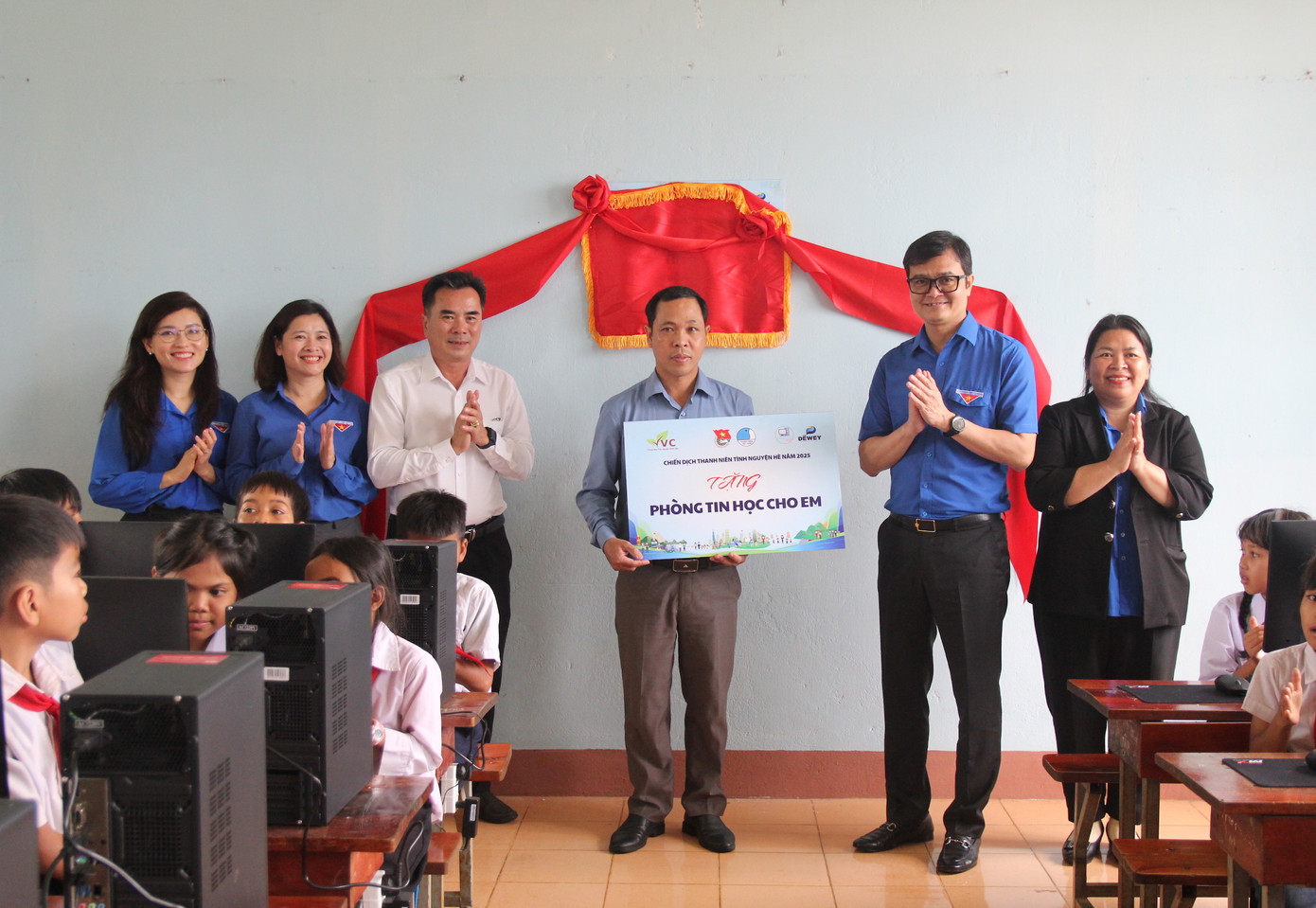 Bí thư thứ nhất T.Ư Đoàn trao tặng bảng tượng trưng "Phòng tin học cho em" tại Trường Tiểu học Lê Lai. Bí thư thứ nhất T.Ư Đoàn trao tặng bảng tượng trưng "Phòng tin học cho em" tại Trường Tiểu học Lê Lai.