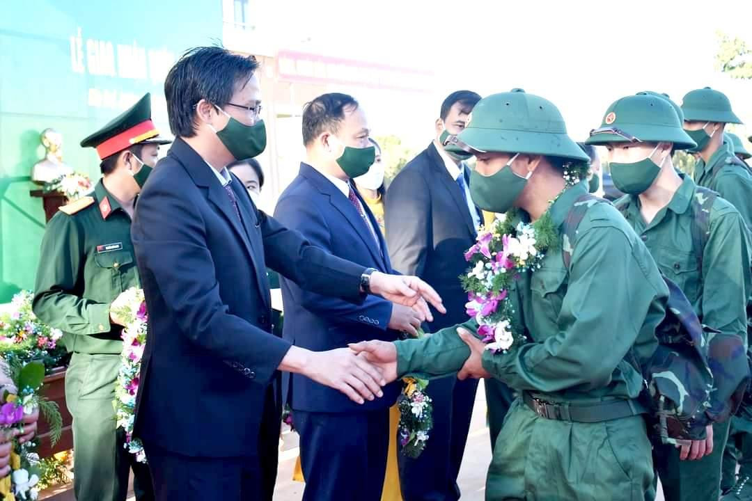 Ông Lê Ngọc Quý- Chủ tịch UBND huyện Ia Grai (ngoài cùng bên trái) động viên các chiến sỹ hoàn thành tốt nhiệm vụ được giao, phấn đấu là công dân tốt.