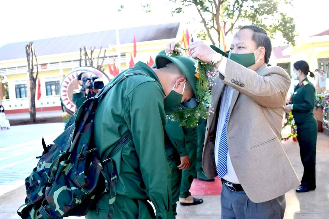 Phó Bí thư Thường trực Tỉnh ủy Gia Lai Châu Ngọc Tuấn đến huyện Ia Grai (Gia Lai) tiễn các tân binh lên đường nhập ngũ
