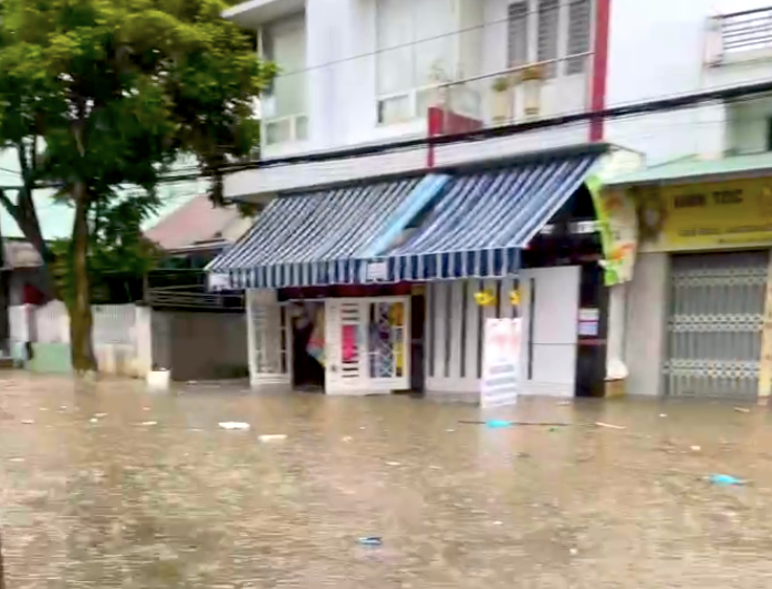 Nước dâng cao kéo theo rác thải trôi khắp nơi. Nước dâng cao kéo theo rác thải trôi khắp nơi.