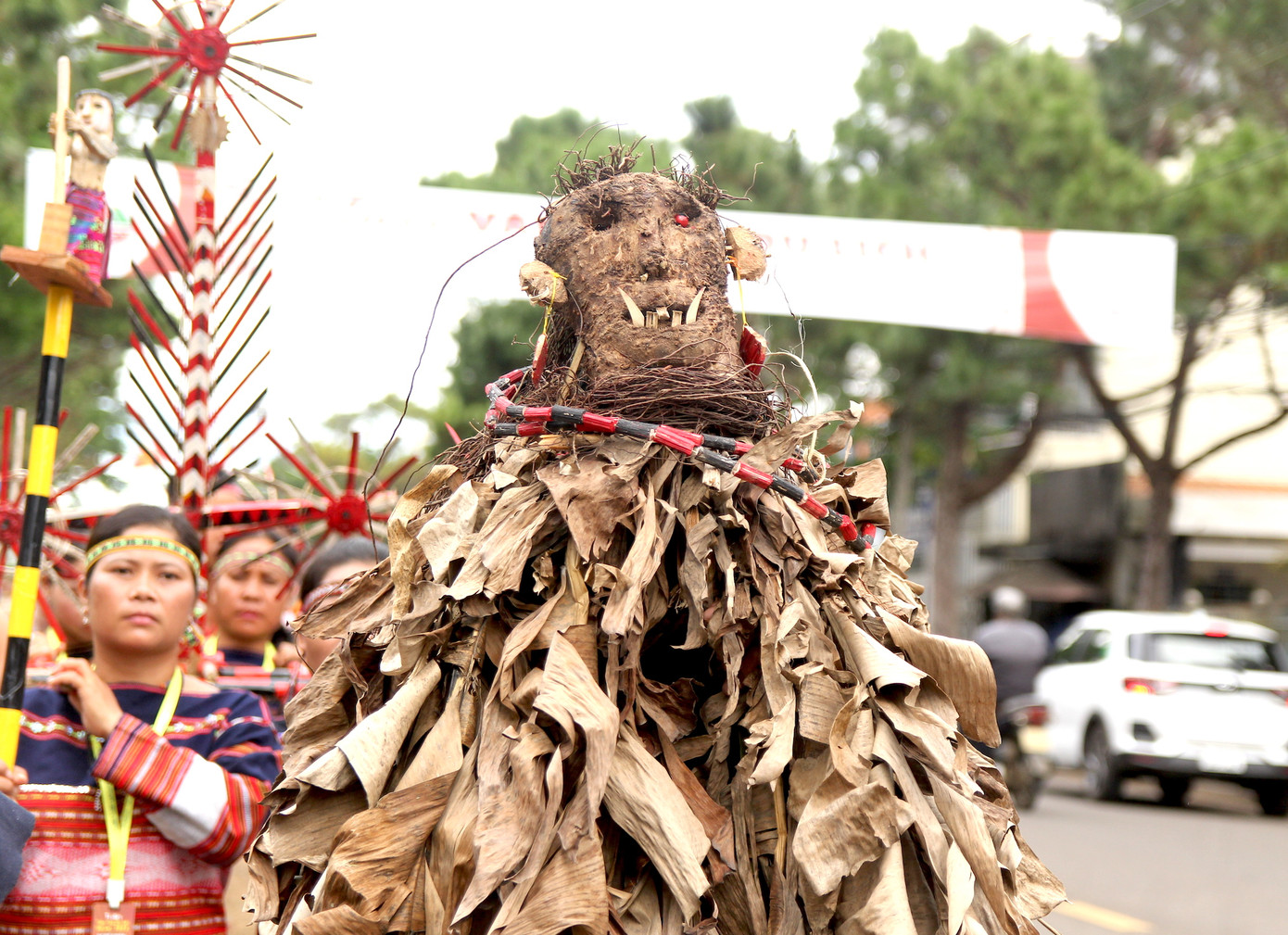 Các nghệ nhân gây thích thú với du khách, người dân qua trang phục truyền thống, nhạc cụ dân tộc, con rối....