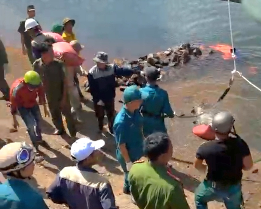 Cả trăm người tới nhặt đá, đóng bao cát bịt lỗ thủng