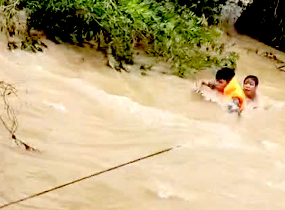 Công an xã Đak Djrăng giải cứu nạn nhân bị mắc kẹt nhiều ngày