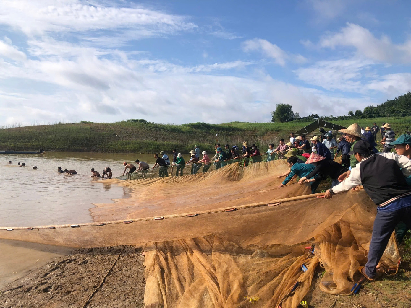 UBND xã huy động mọi nguồn lực để tìm kiếm thi thể 3 nạn nhân