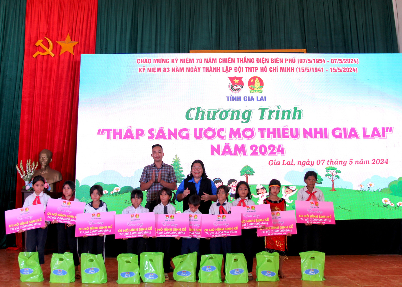 Chị Hà Thị Giang Thảo - Bí thư Tỉnh Đoàn Gia Lai đại diện trao bảng tượng trưng mô hình sinh kế cho 10 học sinh.