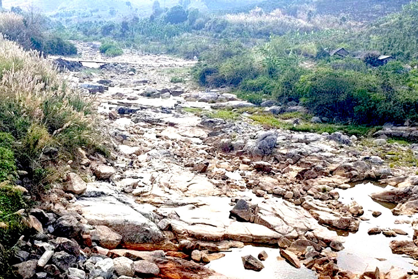 Phần hạ du khô trơ đáy của Thuỷ điện Đắk Pô Ne 2AB