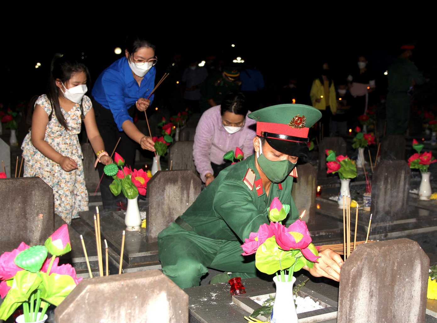 Đây cũng là hoạt động giáo dục truyền thống, thể hiện lòng biết ơn sâu sắc của thế hệ trẻ đối với công lao to lớn của cha ông đi trước.