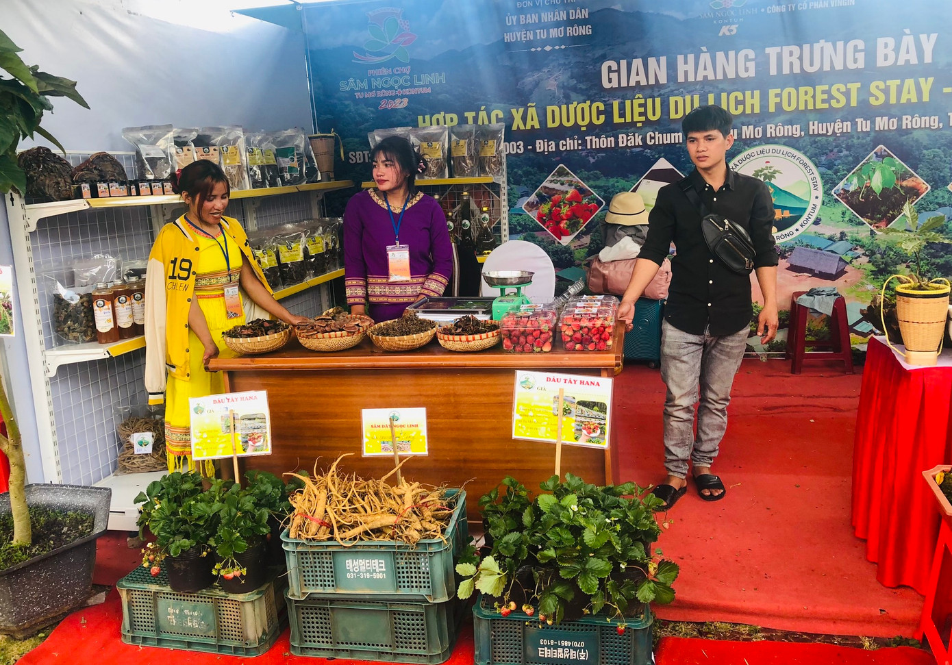 Phiên chợ có 50 gian hàng trưng bày sâm Ngọc Linh, các sản phẩm dược liệu, sản phẩm OCOP có nguồn gốc từ dược liệu của các tổ chức, cá nhân, doanh nghiệp trên địa bàn tỉnh.