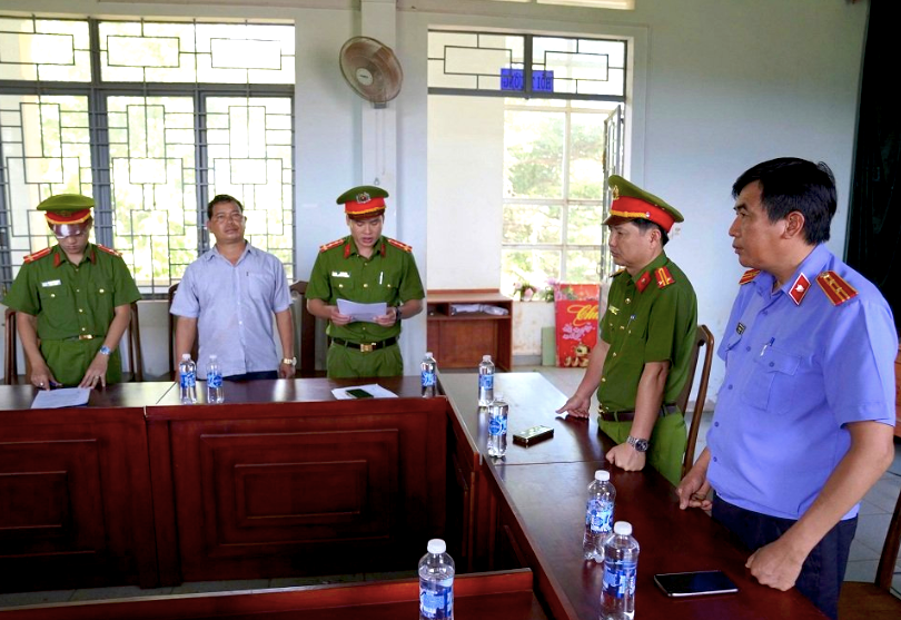 Công an tỉnh Gia Lai đọc lệnh khởi tố đối với Rơ Châm Laoh Công an tỉnh Gia Lai đọc lệnh khởi tố đối với Rơ Châm Laoh