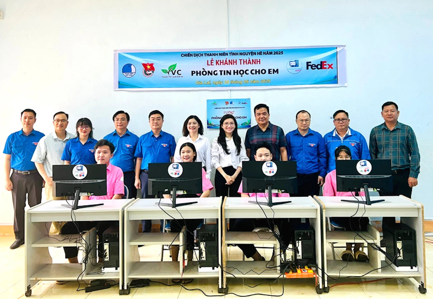 "Phòng Tin học cho em” là món quà vô cùng ý nghĩa với các em học sinh