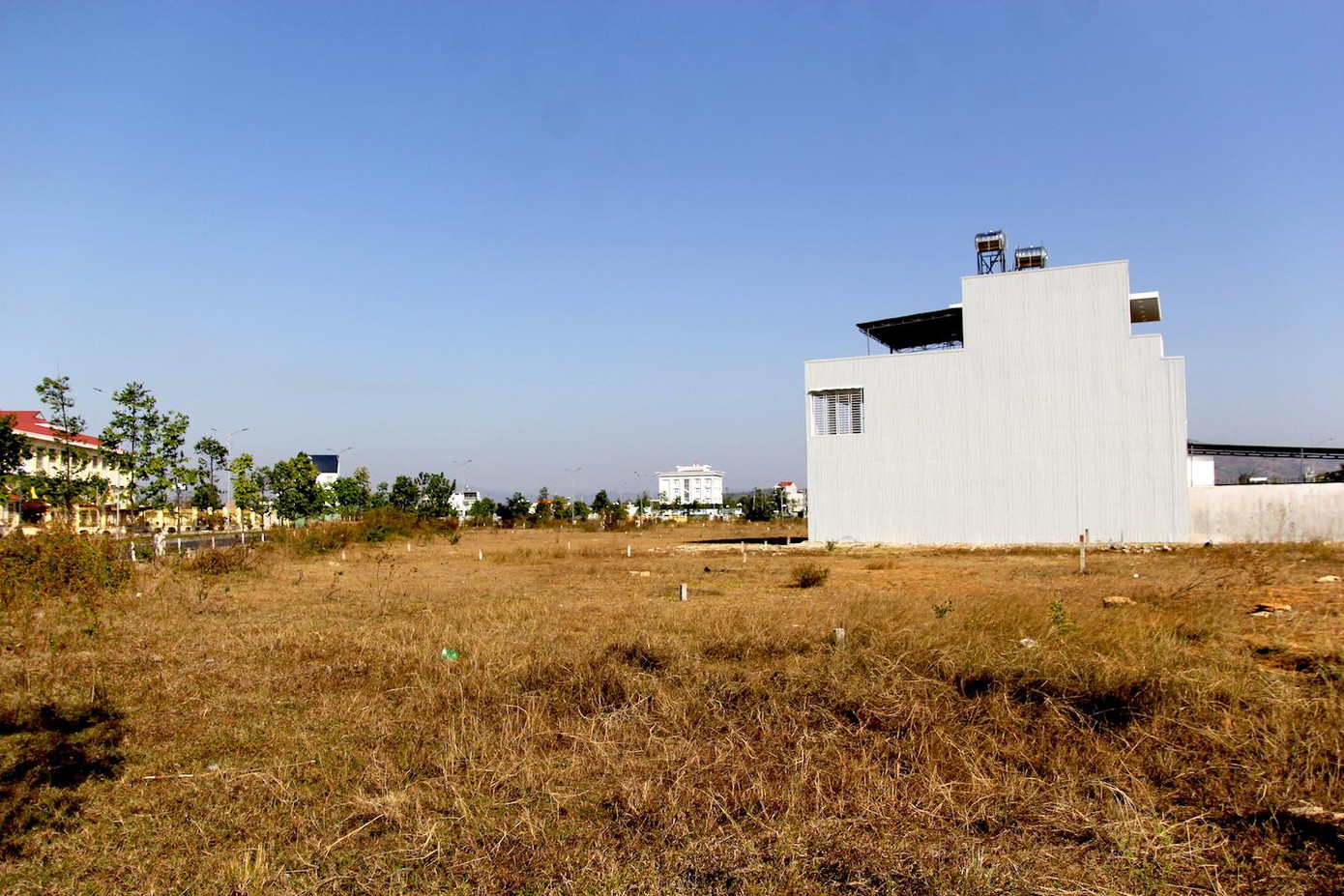 Theo báo cáo giải trình của UBND tỉnh, xét tình hình kinh tế- xã hội và điều kiện thực tế của địa phương, TTCP không kiến nghị hủy kết quả đấu giá, thu hồi tiền đặt cọc của 21 hồ sơ là các hộ gia đình, cá nhân do khó có khả năng thực hiện nhưng cần kiểm điểm, xử lý kỷ luật nghiêm túc trách nhiệm của tổ chức, cá nhân làm sai quy định. Tuy nhiên, đối với 24 hồ sơ do các doanh nghiệp tham gia đấu giá cần phải được xử lý, thu hồi tiền về tài khoản tạm giữ của TTCP hơn 13,7 tỷ đồng.