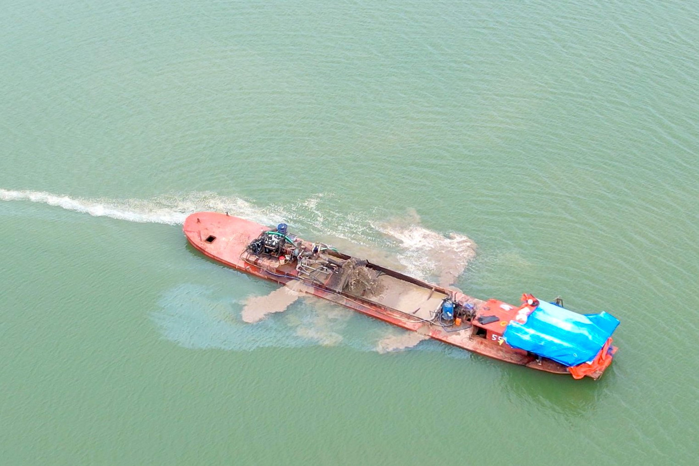 Tàu số hiệu 55 hút cát ở địa phận suối Nước Đục, xã Ia Phí, huyện Chư Păh Tàu số hiệu 55 hút cát ở địa phận suối Nước Đục, xã Ia Phí, huyện Chư Păh