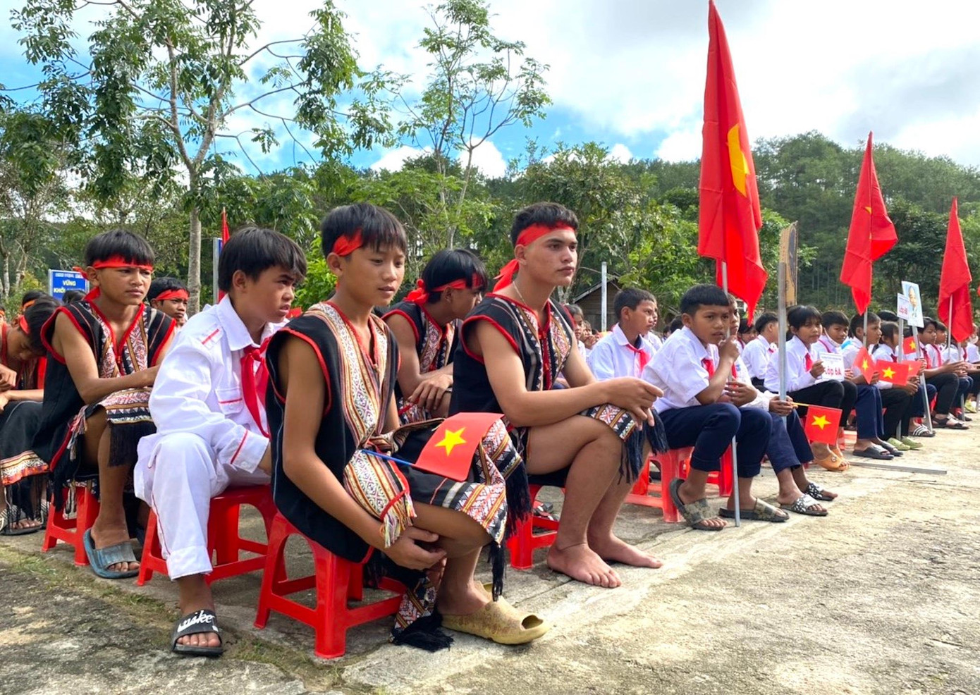 Tại ngày khai trường, các em học sinh ở Kon Plông được dạy cách ứng phó với động đất