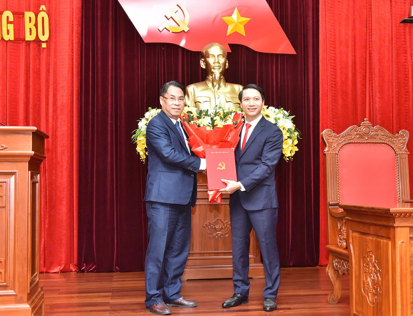 Ông Phan Thăng An - Phó Trưởng Ban Tổ chức Trung ương trao quyết định của Ban Bí thư cho ông Nguyễn Ngọc Lương. Ông Phan Thăng An - Phó Trưởng Ban Tổ chức Trung ương trao quyết định của Ban Bí thư cho ông Nguyễn Ngọc Lương.