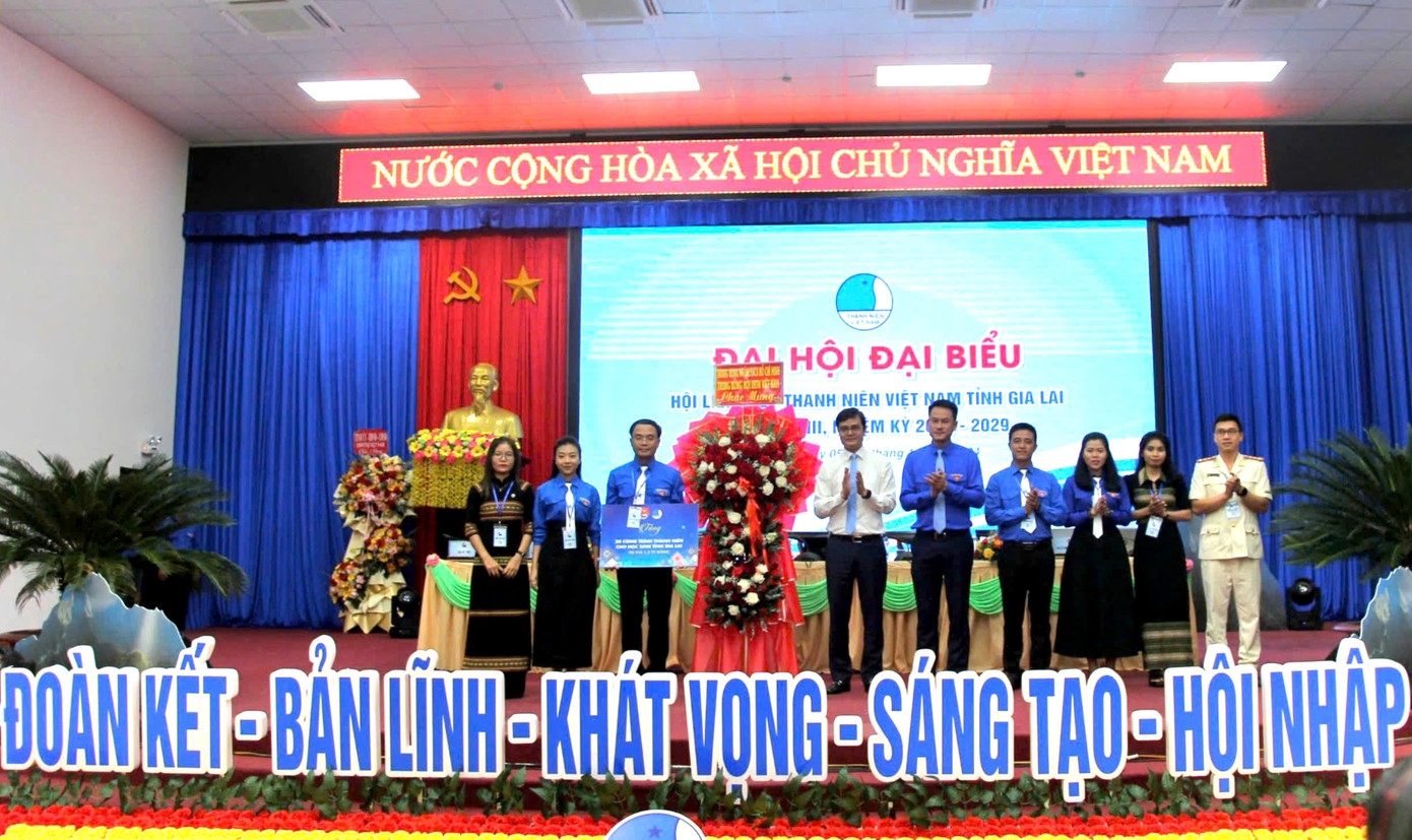 Bí thư thứ nhất Trung ương Đoàn Bùi Quang Huy và anh Nguyễn Kim Quy chúc mừng Đại hội