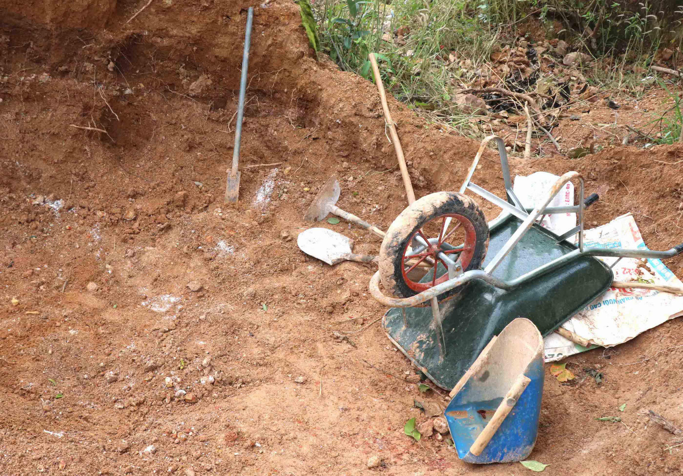 Trước đó vào ngày 6/12, lực lượng của xã Chơ Glong đã phát hiện tại lô 7, khoảnh 8, tiểu khu 771, lâm phần do Công ty TNHH MTV Lâm nghiệp Ia Pa có hiện tượng khai thác vàng trái phép. Đây là địa điểm thuộc đồi Tơ Nung, cách UBND xã Chơ Glong chừng 6km. Trong ảnh: Xung quanh hiện trường còn nhiều vật dụng như cuốc, xẻng, xà beng, xe rùa, bình ắc quy, máy bơm và các vật dụng thử vàng.