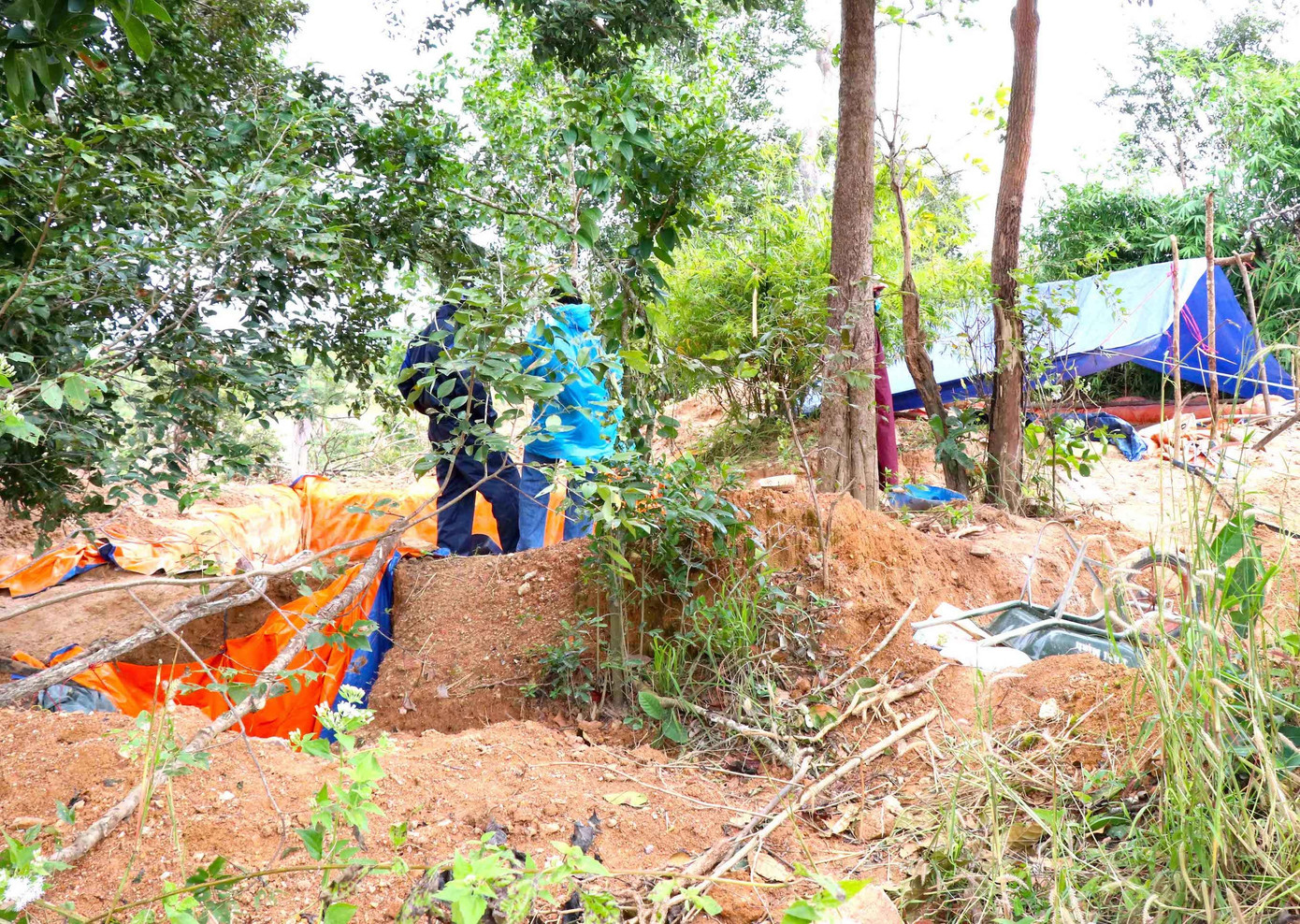 Các đối tượng dựng lều bạt phục vụ việc đào, đãi vàng.