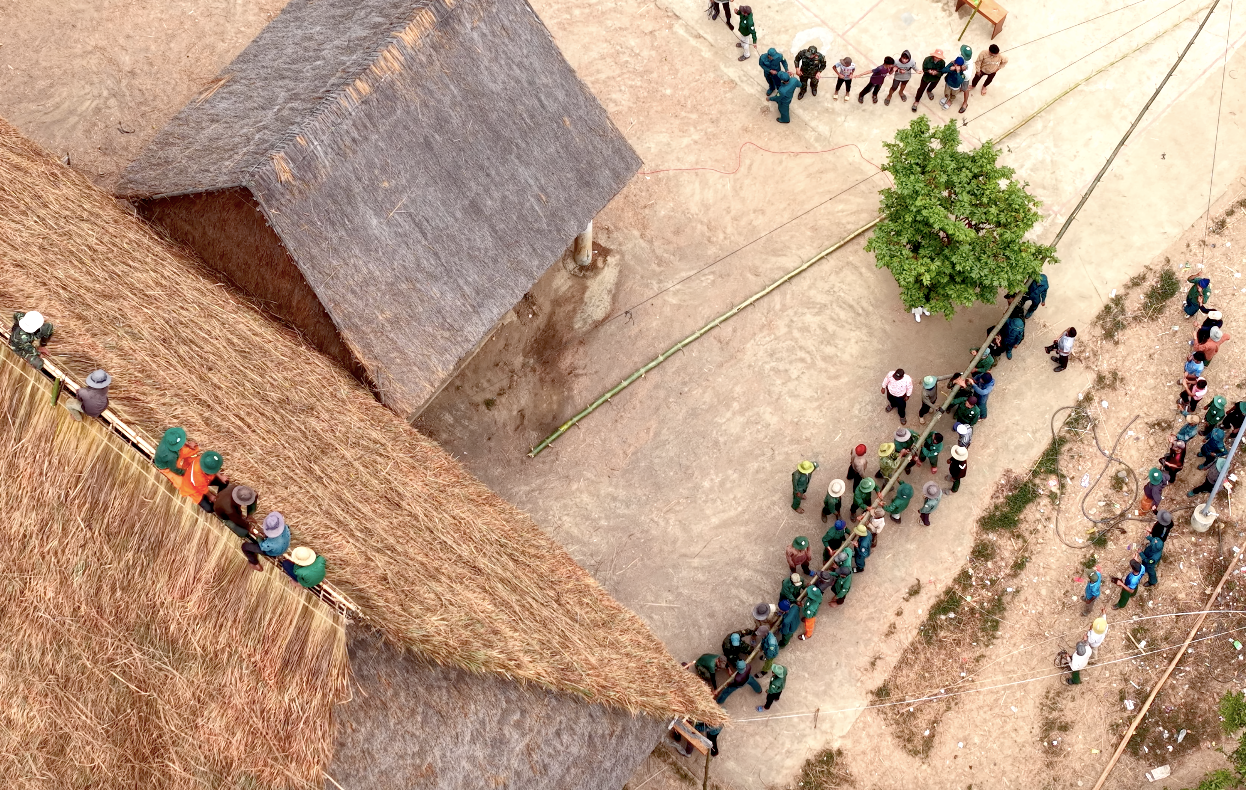 Chưa đầy 10 năm từ khi xây dựng (năm 2017), làng đã 2 lần lợp lại mái nhà.