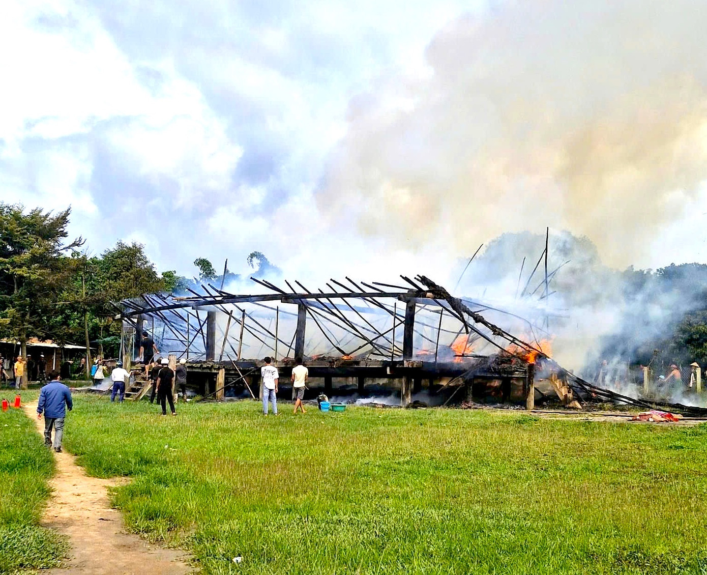 Nhà rông làng Kon Băh thời điểm chưa cháy và sau khi ngọn lửa thiêu rụi Nhà rông làng Kon Băh thời điểm chưa cháy và sau khi ngọn lửa thiêu rụi