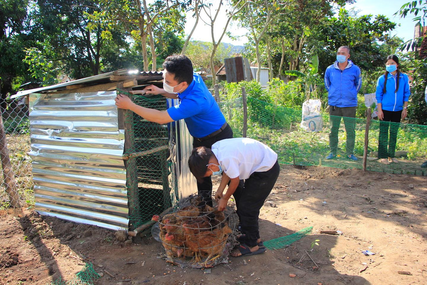 Anh Đỗ Duy Nam - Phó Bí thư Tỉnh đoàn, Chủ tịch Hội đồng Đội tỉnh Gia Lai đến thăm và thả gà giống cho em Đinh Chước (lớp 5, trường Tiểu học Nguyễn Thị Minh Khai, thị trấn Kbang). Hơn một năm trước, do mâu thuẫn với vợ, bố em Chước trong cơn say đã không làm chủ được mình, nghĩ đến cuộc sống khó khăn khi phải nuôi vợ cùng 4 con nhỏ đã thắt cổ tự tử.