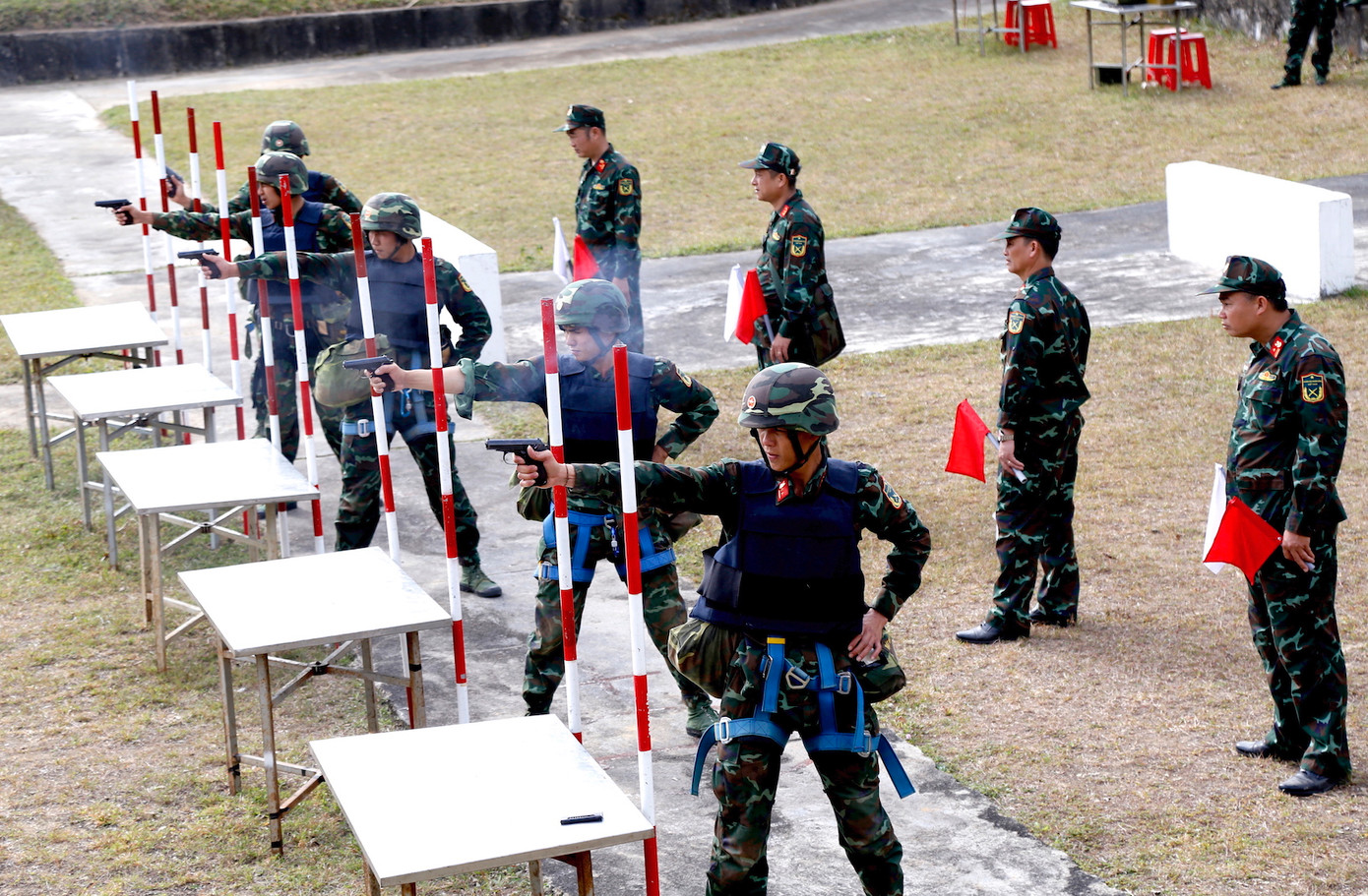 Các vận động viên thực hành bắn súng K59