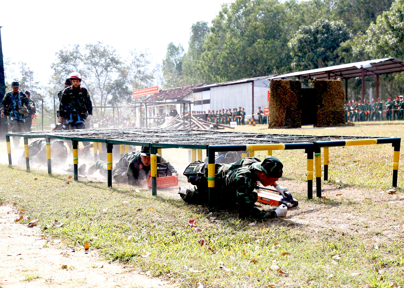 Vận động viên Lữ đoàn Công binh 7 luồn qua hàng rào dây thép gai