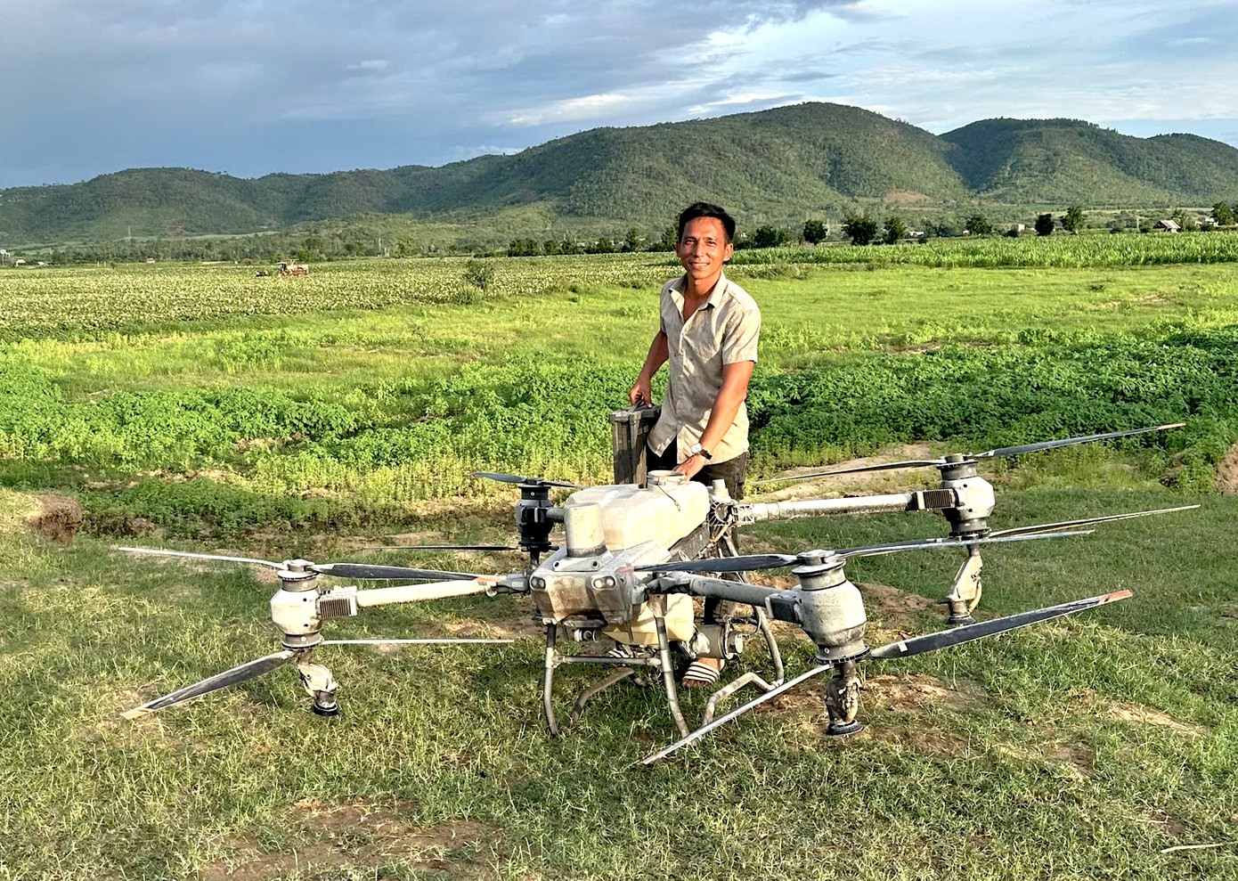 Anh Nghĩa dùng máy bay không người lái cứu các em nhỏ.