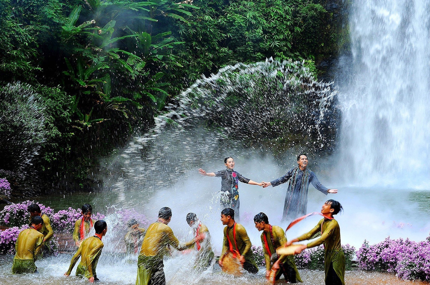 Tác phẩm "Chuyện tình dưới dòng Pa Sỹ" của nhiếp ảnh gia Nguyễn Quang Vinh