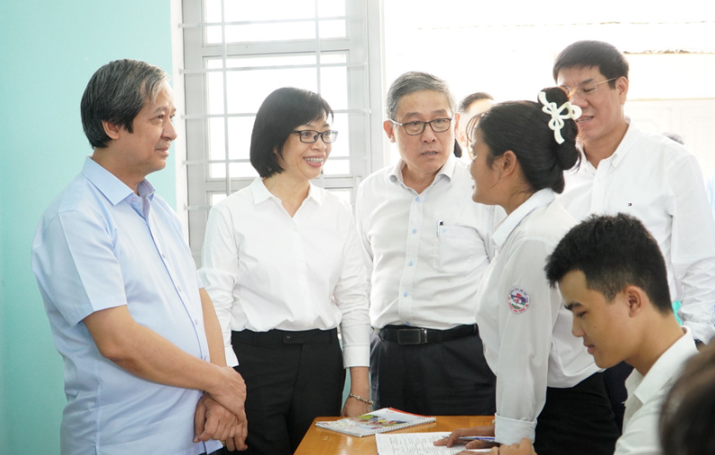 Bộ trưởng Nguyễn Kim Sơn cùng đoàn công tác kiểm tra tại các điểm trường