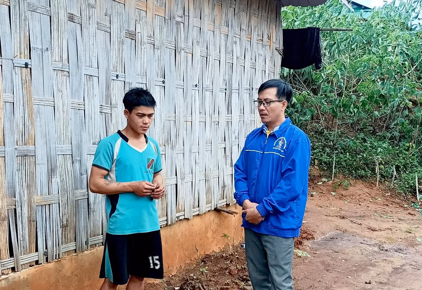 Cán bộ Huyện đoàn Tu Mơ Rông đi nắm bắt tình hình, thống kê thiệt hại của các hộ dân trên địa bàn Cán bộ Huyện đoàn Tu Mơ Rông đi nắm bắt tình hình, thống kê thiệt hại của các hộ dân trên địa bàn