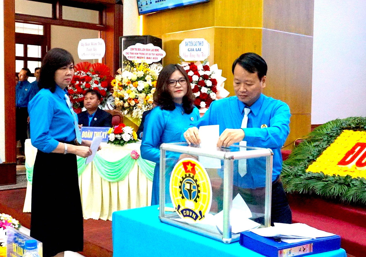 Các đại biểu bỏ phiếu tại đại hội Các đại biểu bỏ phiếu tại đại hội