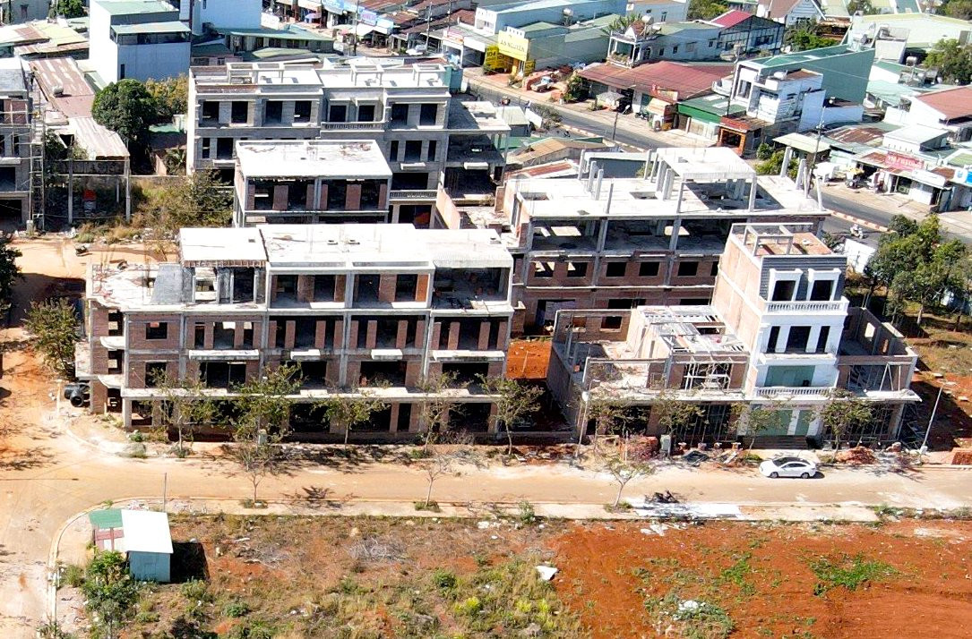 Dự án ồ ạt xây dựng phần khung rồi để đó nhiều năm.