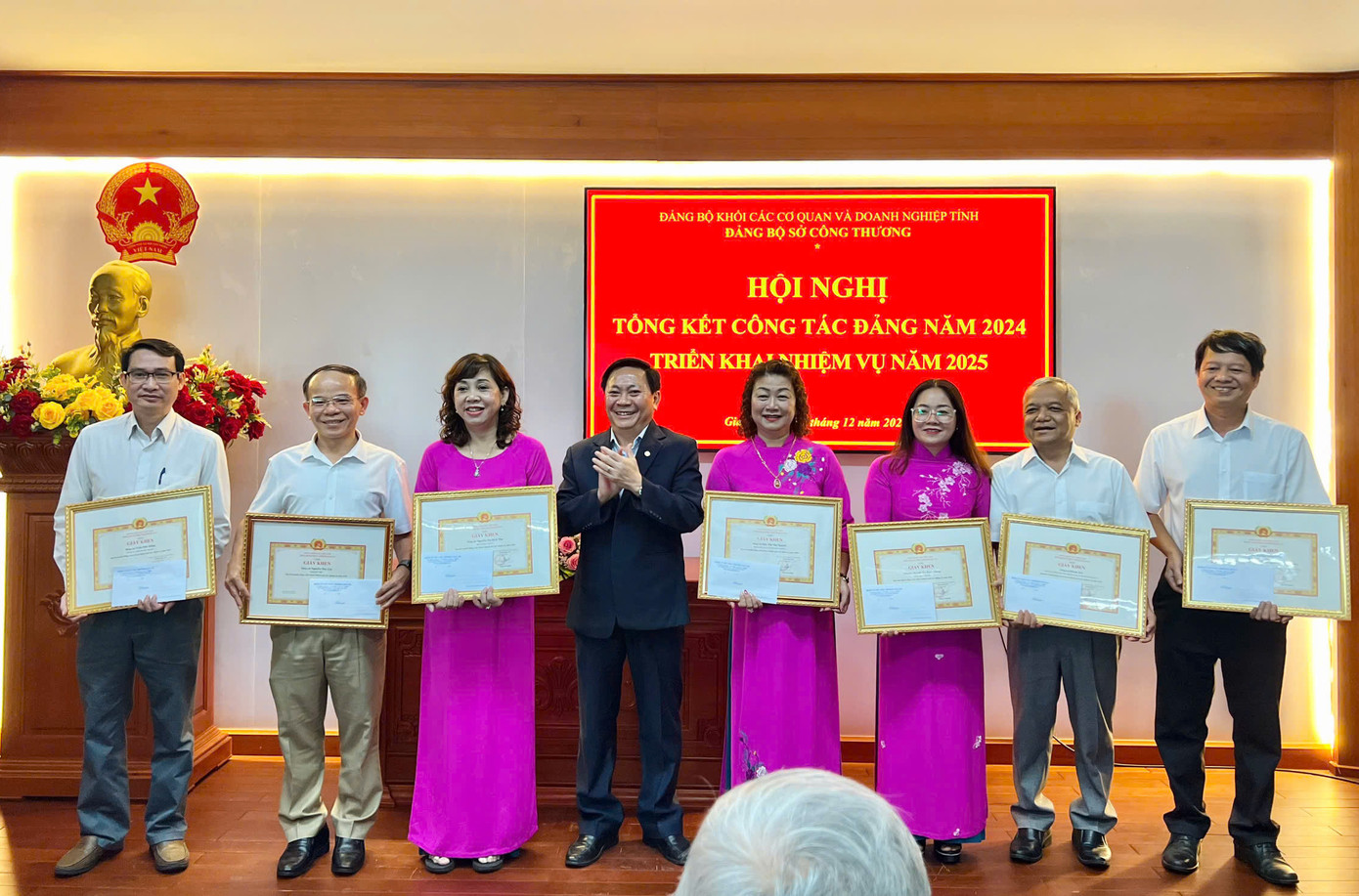 Giám đốc Sở Công Thương Gia Lai Phạm Văn Binh tặng giấy khen cho tập thể Chi bộ 3 và 8 đảng viên hoàn thành xuất sắc nhiệm vụ năm 2024