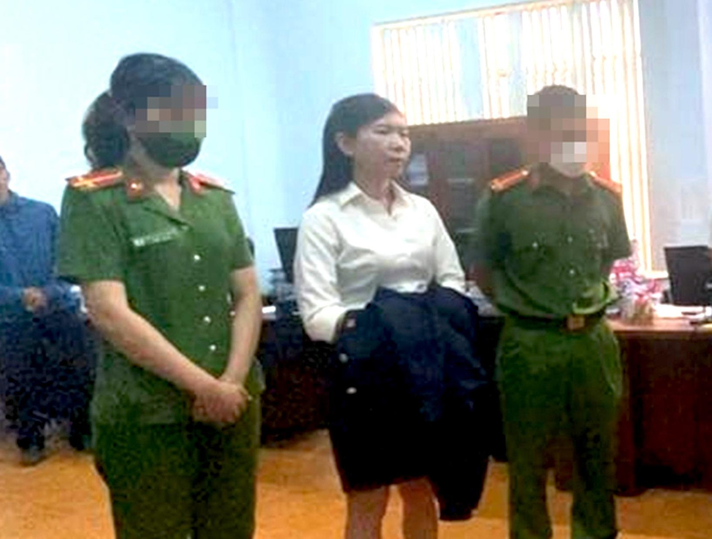 Đối tượng Hứa Thị Thể (áo trắng).