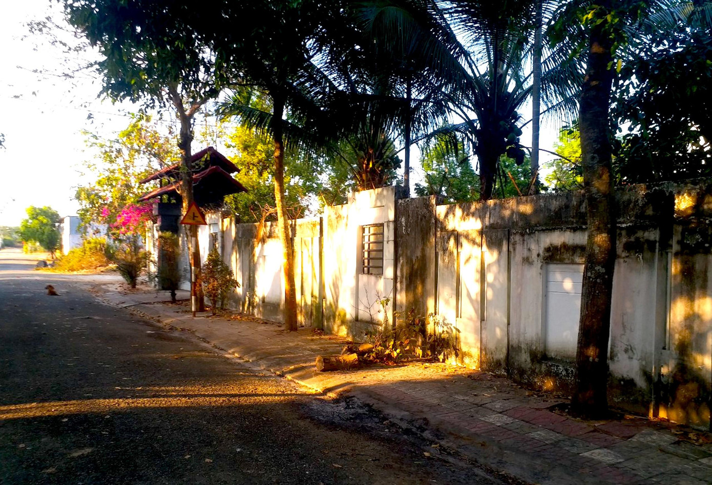 Anh B. - một trong những người từng vào nhà bà Ánh chia sẻ, đây là căn nhà mái thái rất đẹp với các đồ nội thất sang trọng. "Lúc đầu đến đây thấy căn nhà có 4 mặt tiền tôi tưởng rằng họ mua được lô đất đẹp...giờ vụ việc được làm sáng tỏ mới bất ngờ", anh B. nói. Ảnh: Lê Tiền