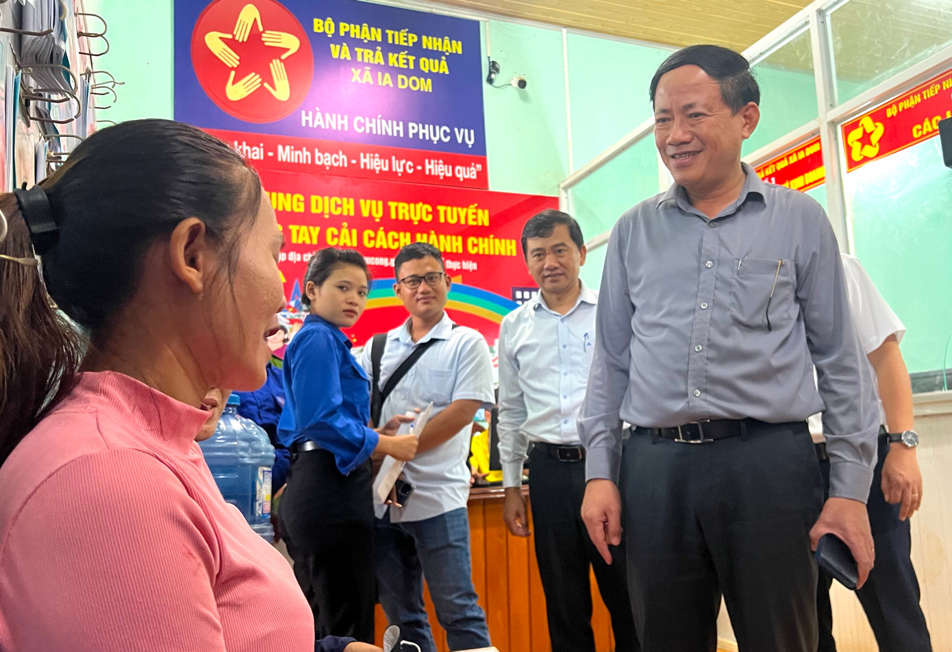 Ông Phạm Anh Tuấn hỏi thăm người dân tại Bộ phận tiếp nhận và trả kết quả xã Ia Dom. Ông Phạm Anh Tuấn hỏi thăm người dân tại Bộ phận tiếp nhận và trả kết quả xã Ia Dom.