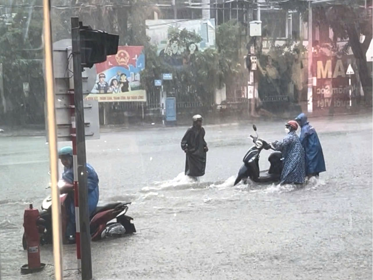 Nước mạnh, chảy xiết làm nhiều người ngã xuống đường. Nước mạnh, chảy xiết làm nhiều người ngã xuống đường.