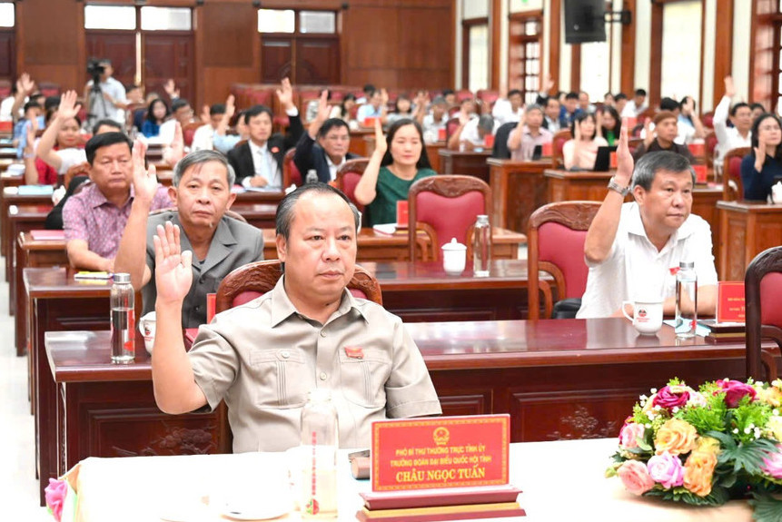 Các đại biểu biểu quyết thông qua các Nghị quyết của HĐND tỉnh Các đại biểu biểu quyết thông qua các Nghị quyết của HĐND tỉnh