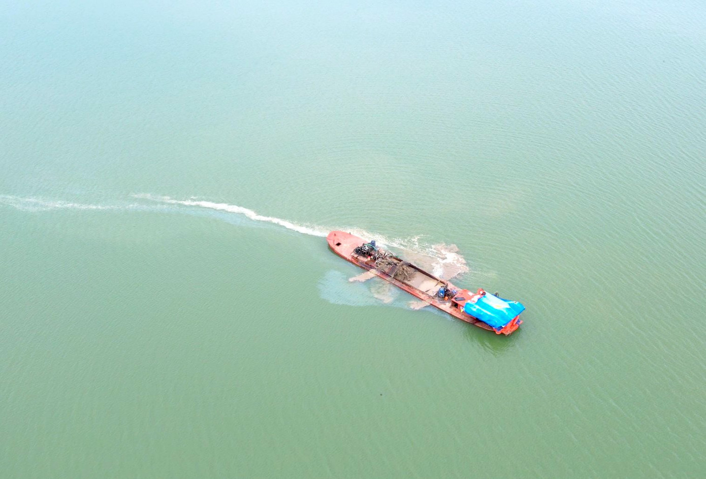 PV Tiền Phong theo đuôi tàu hút cát số hiệu 55 từ bãi tập kết ra điểm hút cát ở suối Nước Đục PV Tiền Phong theo đuôi tàu hút cát số hiệu 55 từ bãi tập kết ra điểm hút cát ở suối Nước Đục