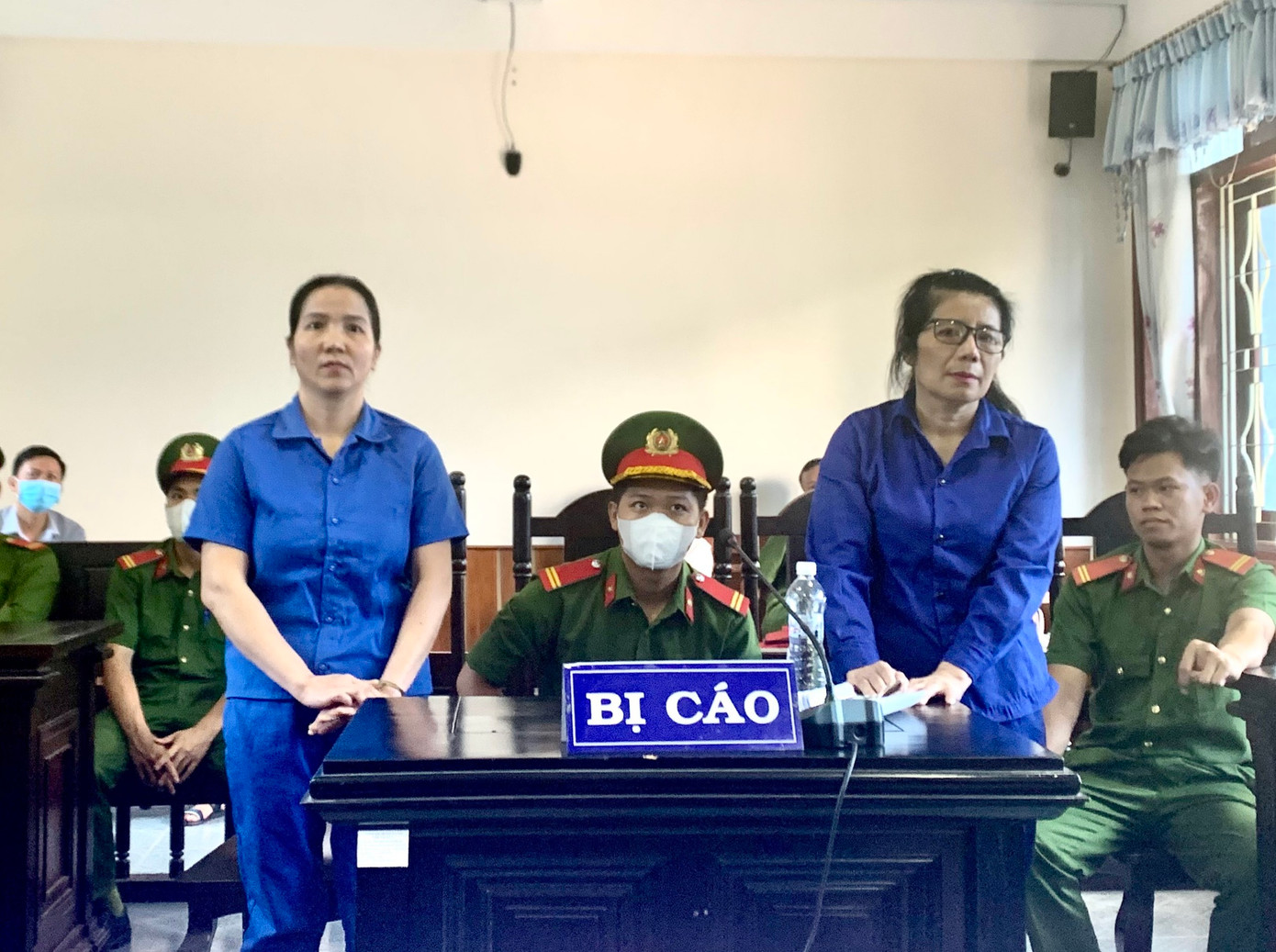 Dương Thị Chung (phải) và Nguyễn Thị Duyên tại tòa