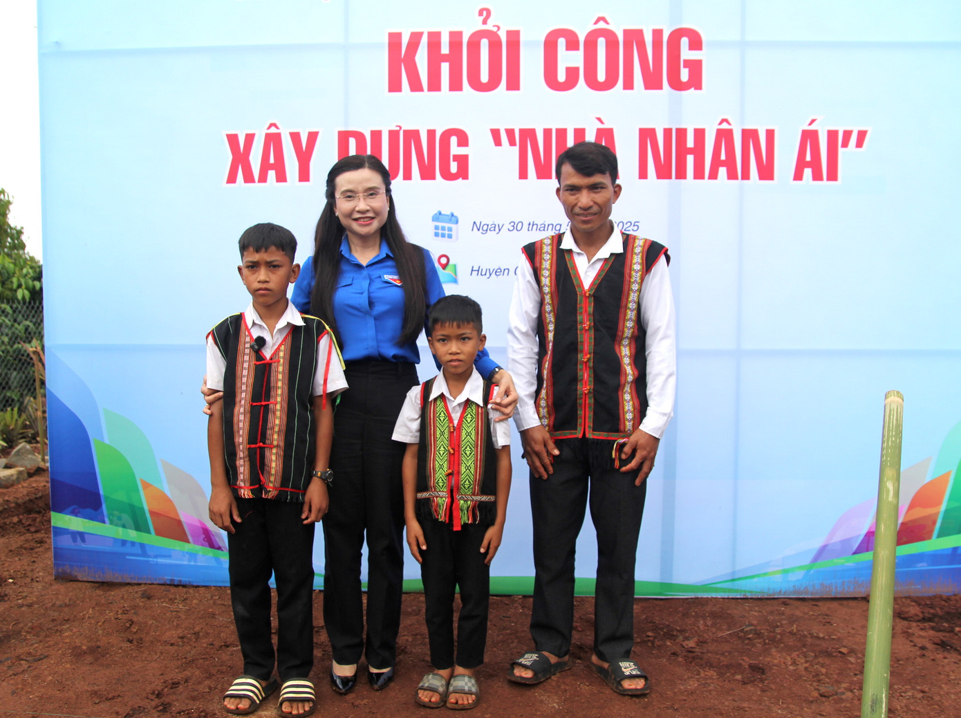 Chị Nguyễn Phạm Duy Trang chụp ảnh lưu niệm với gia đình em Quyên