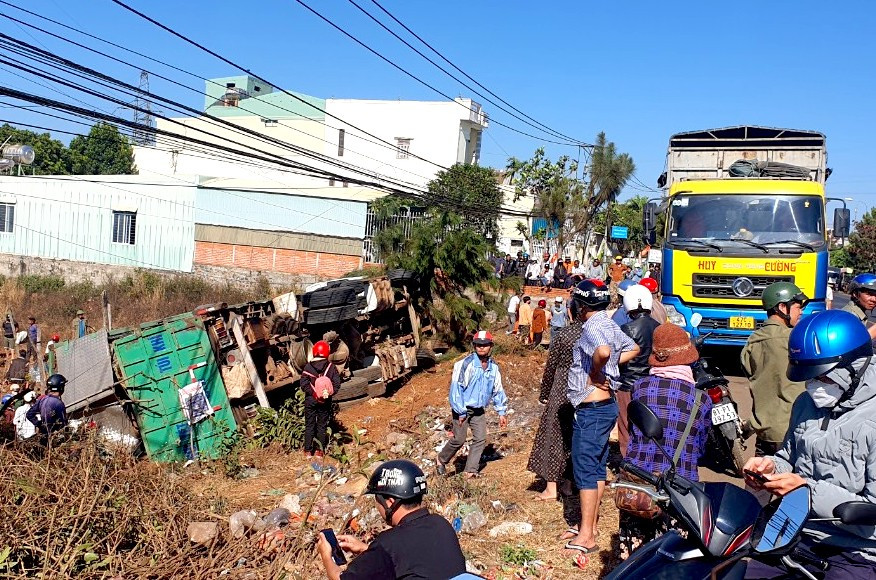 Người dân tới hỗ trợ, đưa số heo còn sống lên xe.