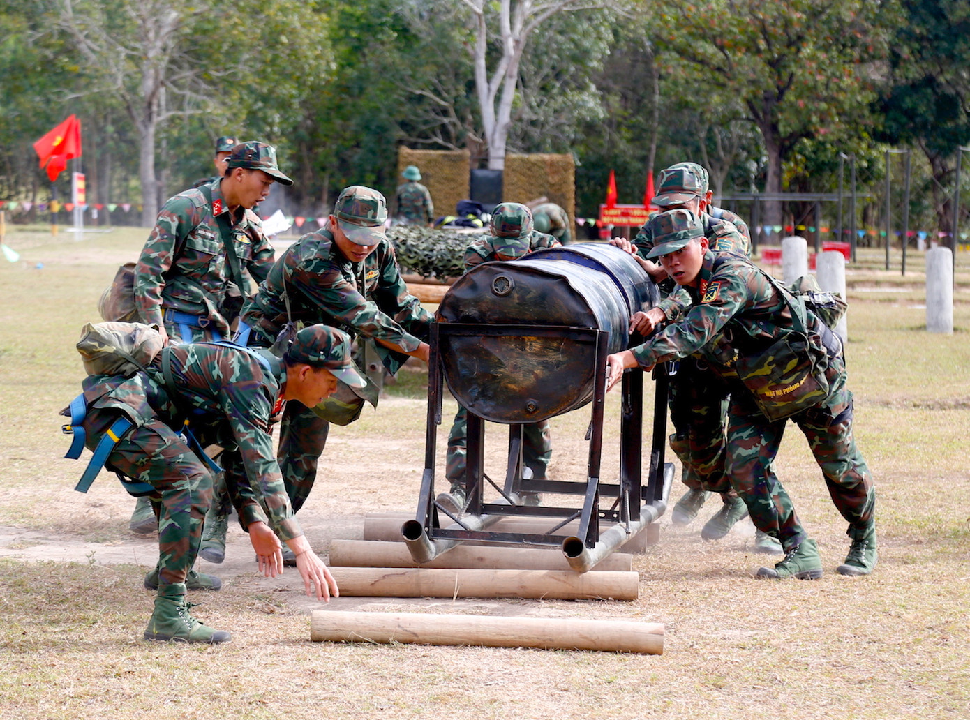 Các chiến sĩ phối hợp nhịp nhàng khi di chuyển thiết bị nặng 400kg