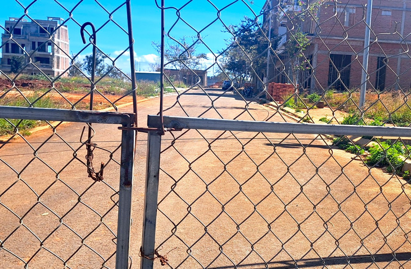 Rào thép gai không cho người lạ vào Dự án FLC Hilltop Gia Lai.