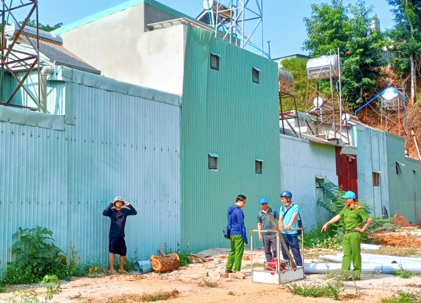 Công an khám nghiệm hiện trường vụ tai nạn