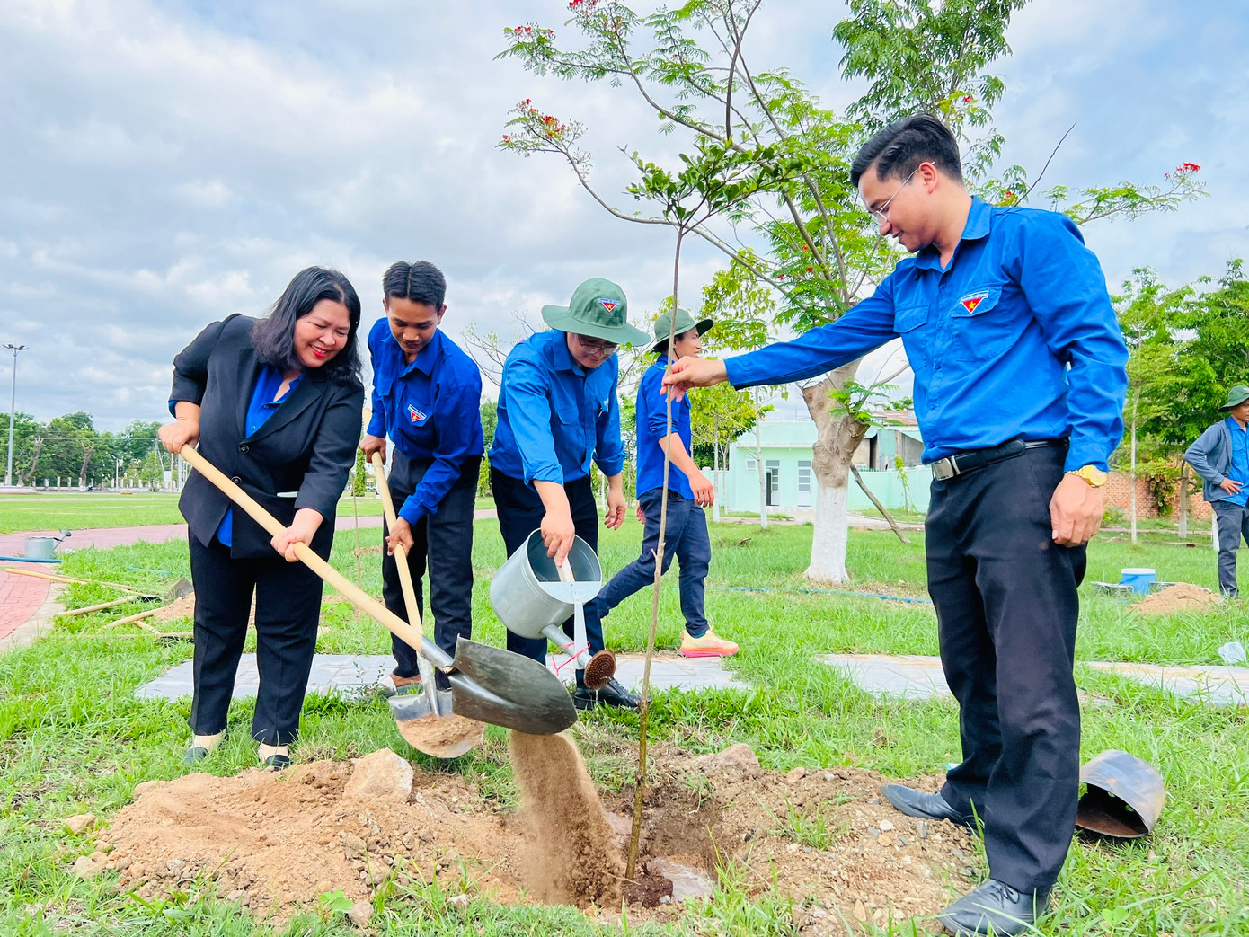 Chị Hà Thị Giang Thảo - Bí thư Tỉnh Đoàn Gia Lai trồng cây xanh ở thị xã Ayun Pa trong lễ ra quân